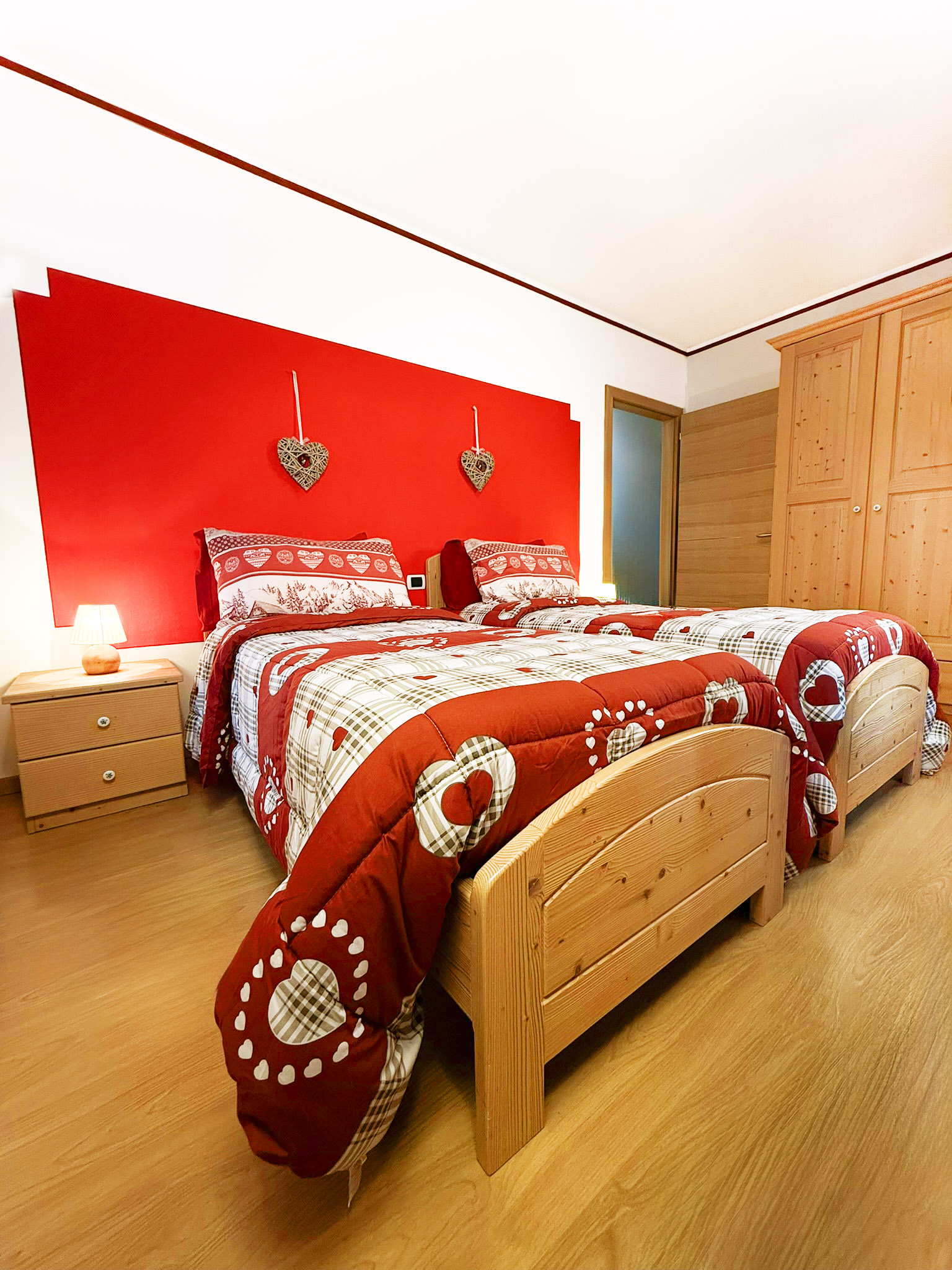 camera da letto con due letti