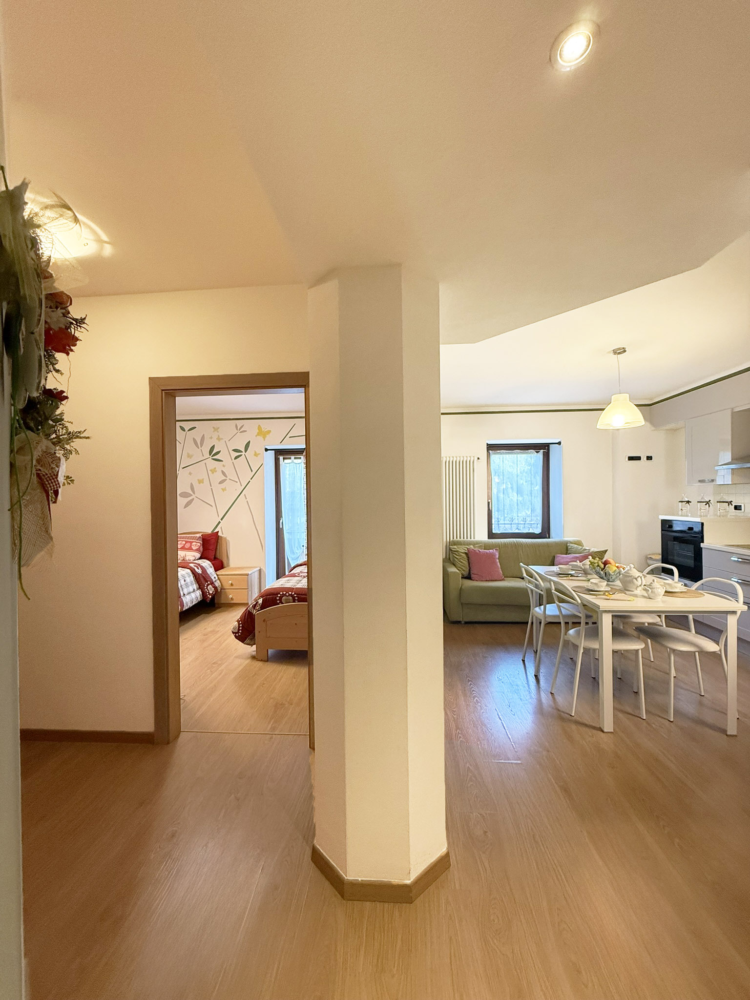 Zona giorno dell'Appartamento Lago con cucina attrezzata