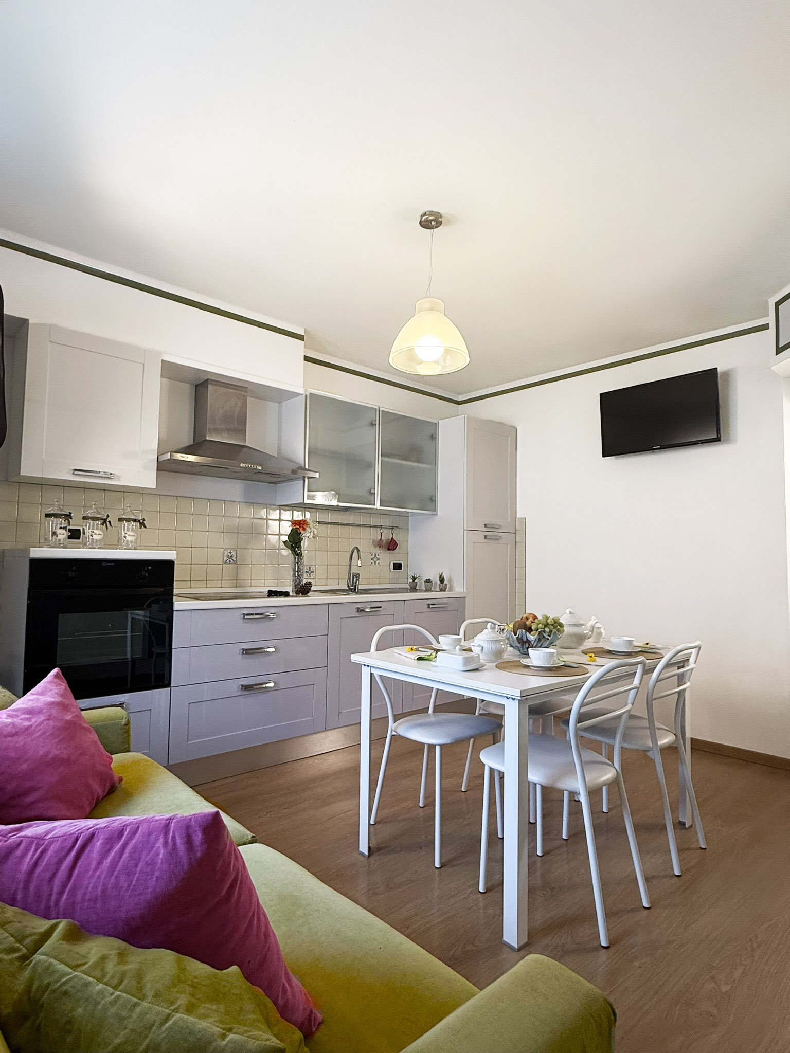 Zona giorno dell'Appartamento Lago con cucina attrezzata