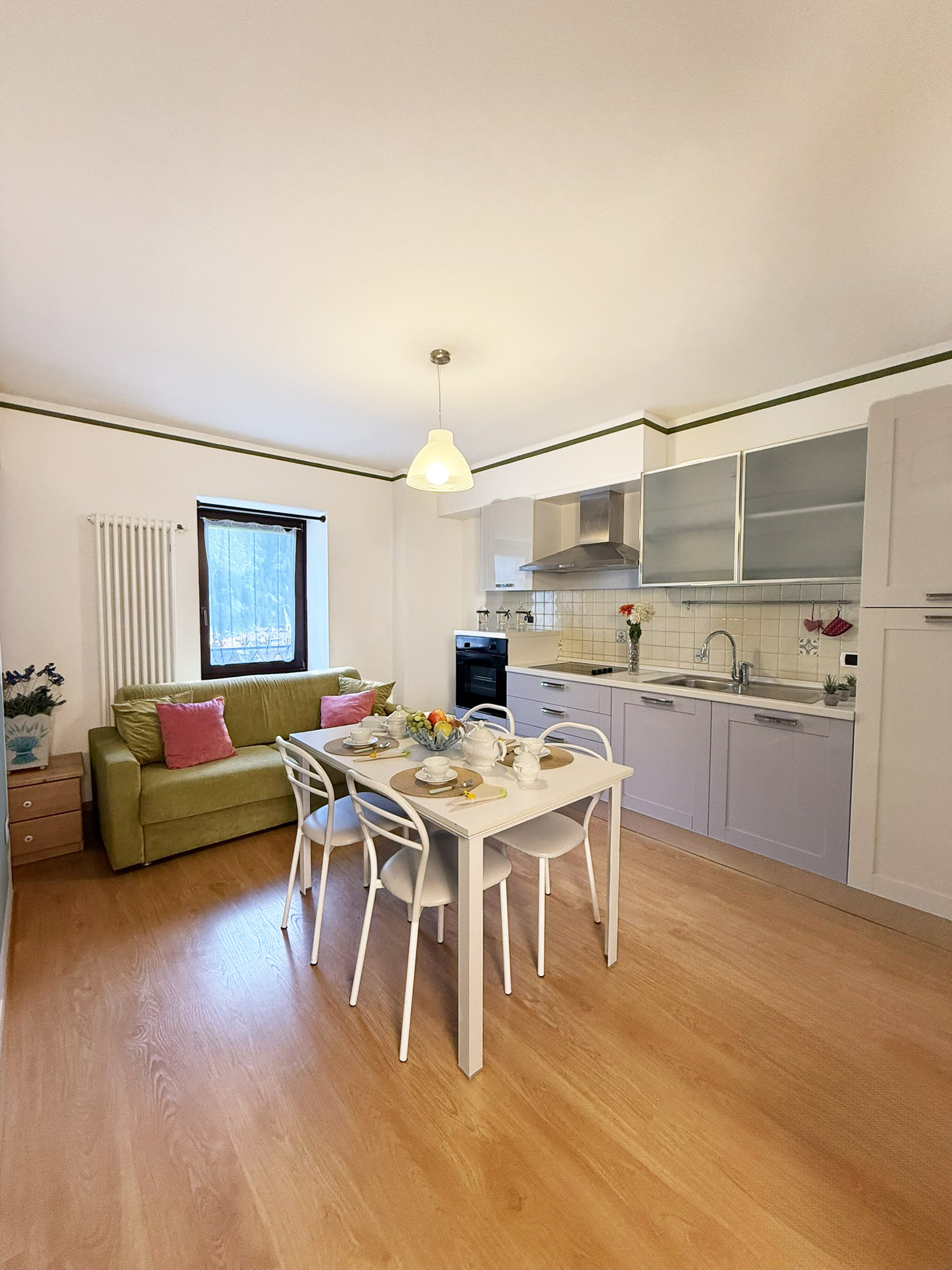 Zona giorno dell'Appartamento Lago con cucina attrezzata