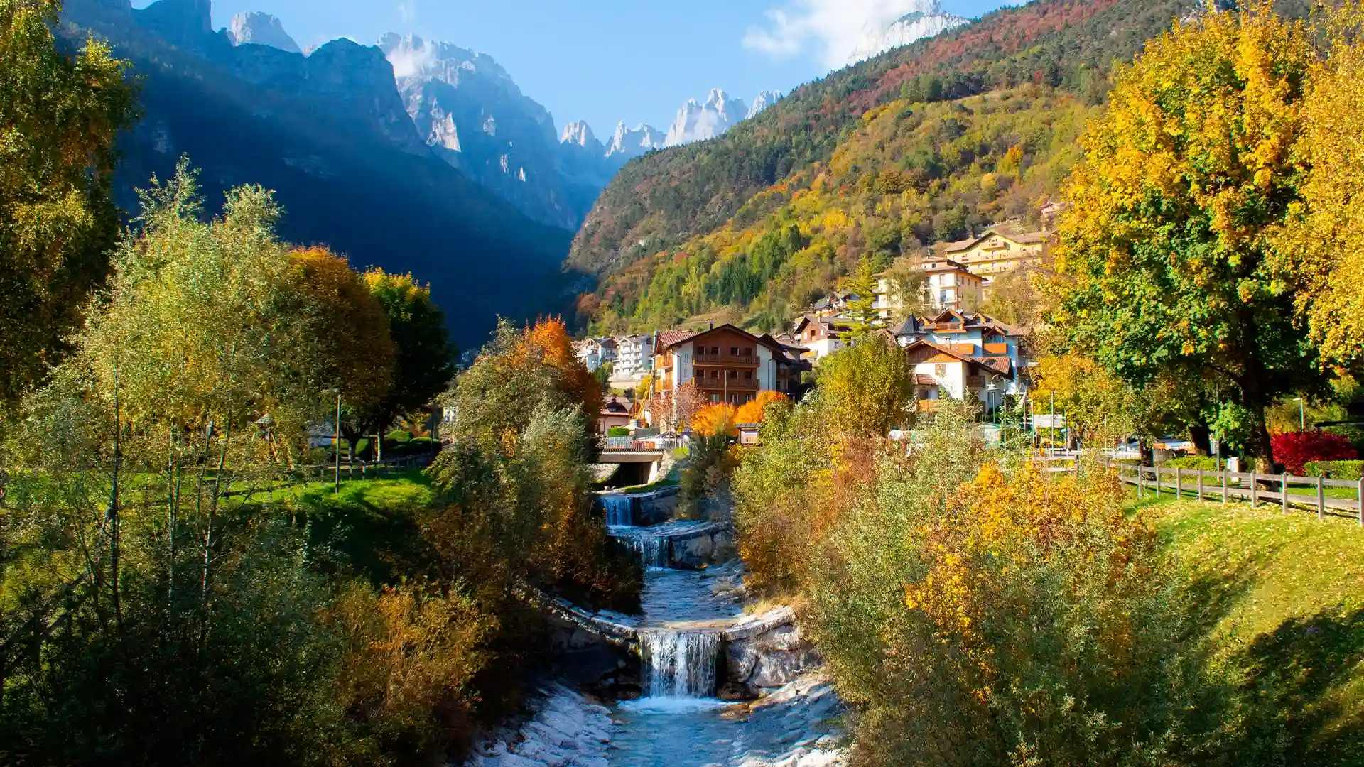 Vista panoramica del Lago di Molveno con il paese e le Dolomiti di Brenta
