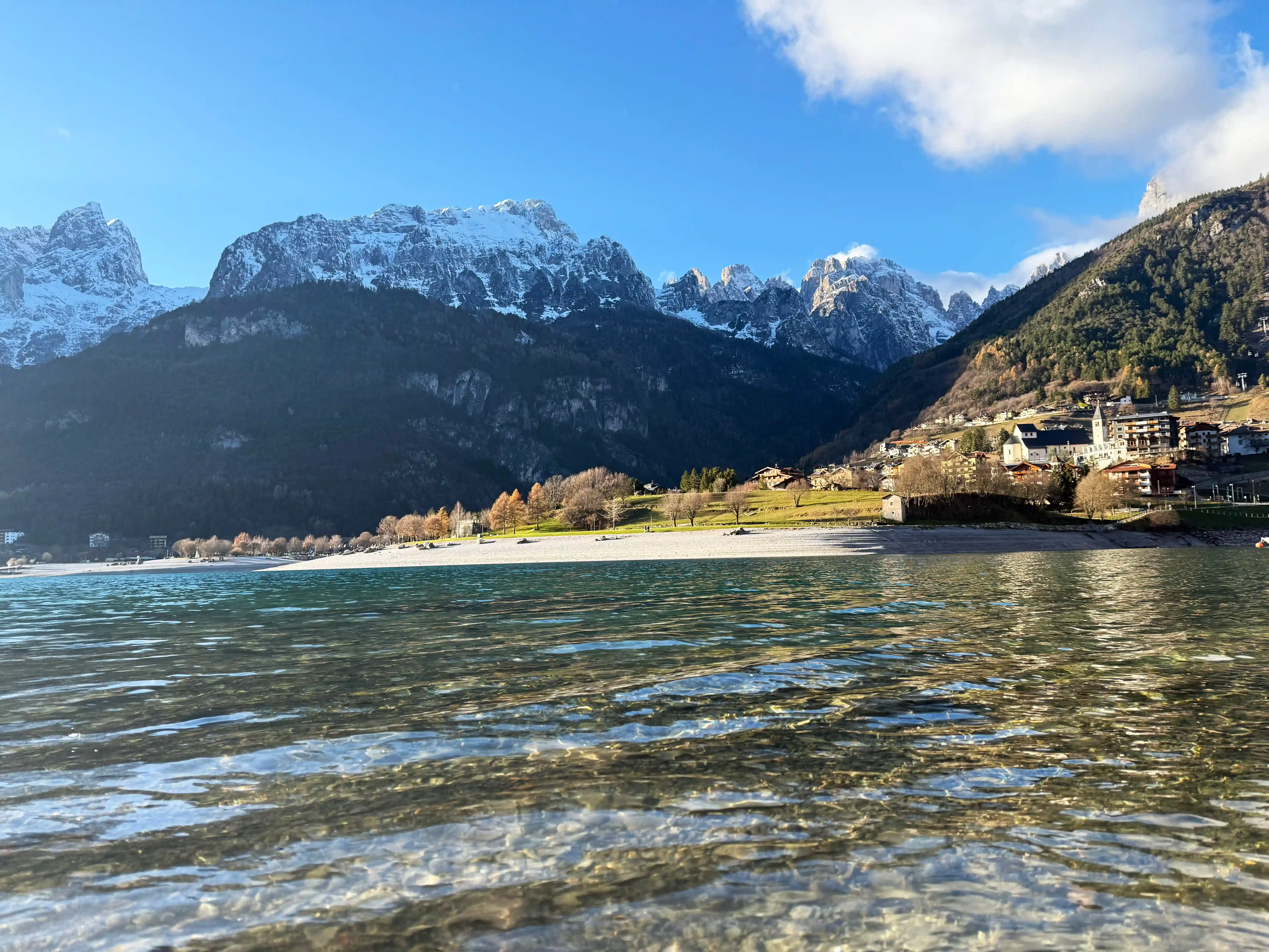 Veduta di Molveno e delle Dolomiti di Brenta in autunno