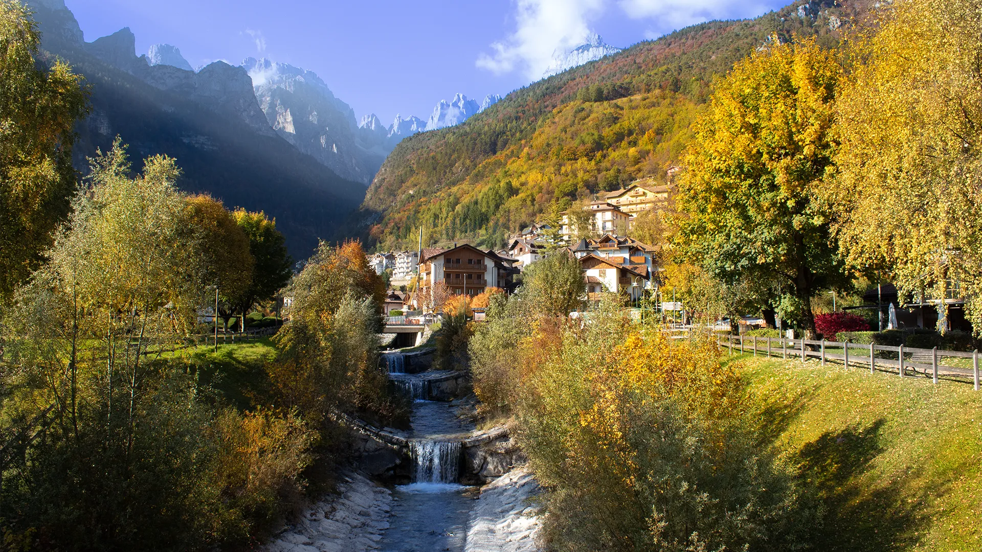 Vista panoramica del Lago di Molveno con il paese e le Dolomiti di Brenta